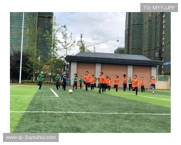 围绕春节假期踢足球的独特欢乐体验与亲友互动瞬间记录美好时光中