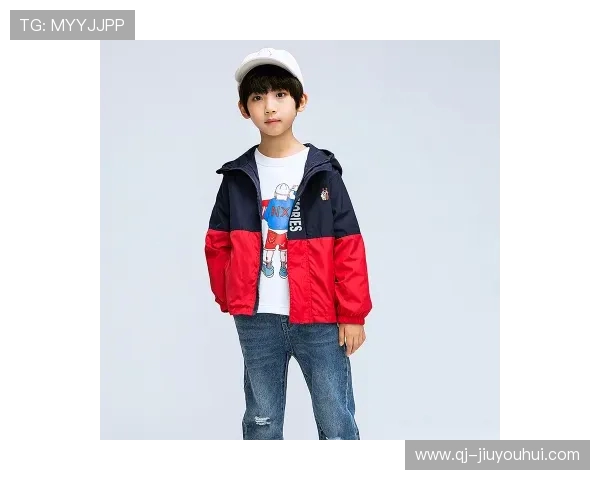 时尚与运动结合法国足球风格冲锋衣引领潮流新风尚